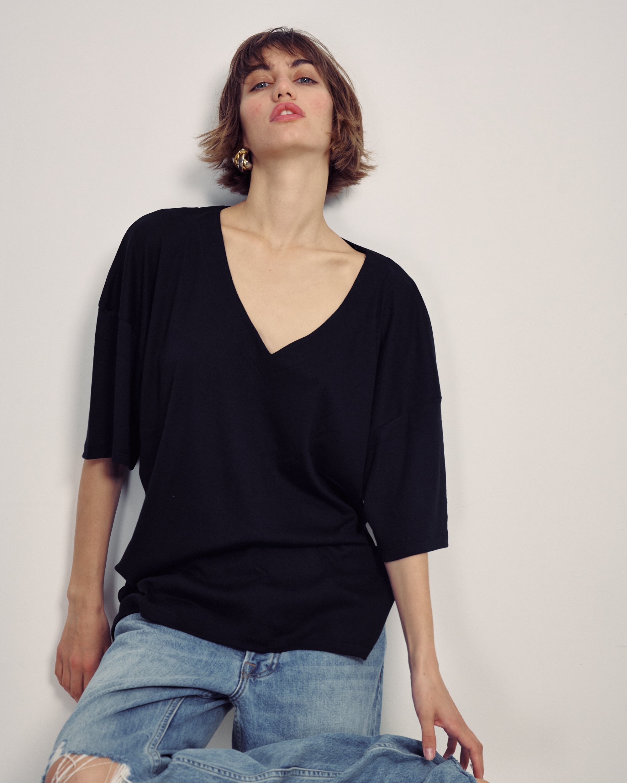 VIVIE EASY BLACK V NECK