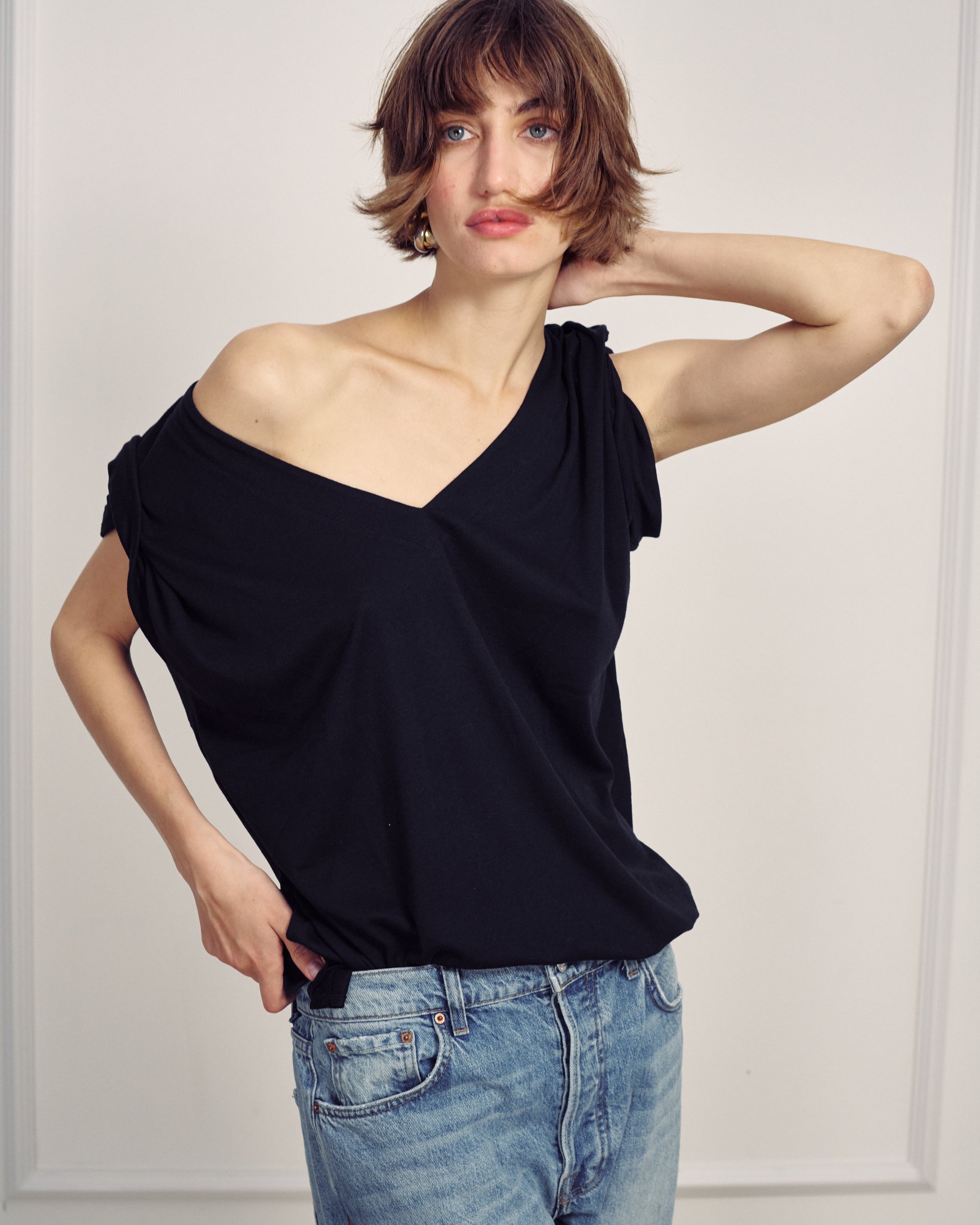 VIVIE EASY BLACK V NECK