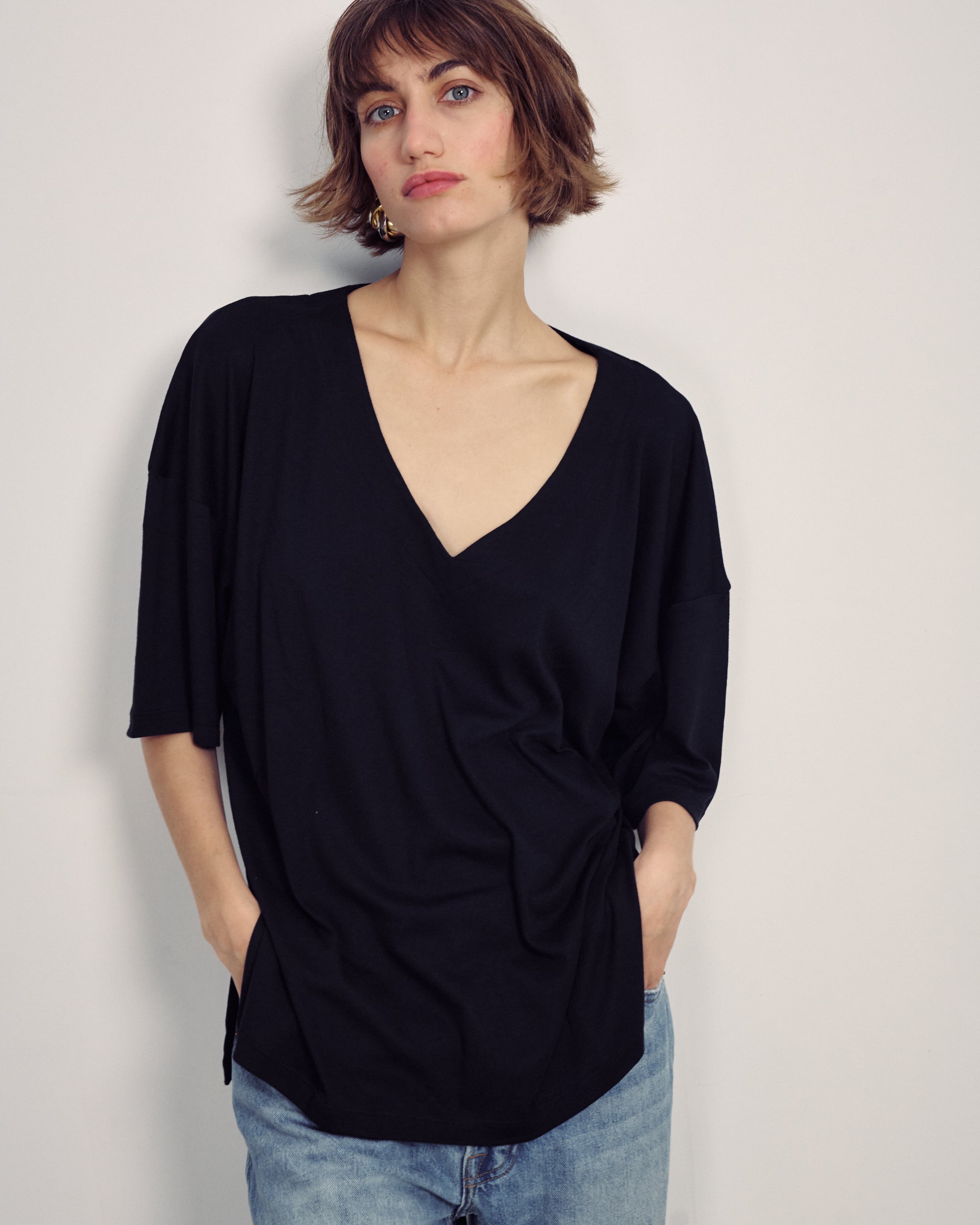 VIVIE EASY BLACK V NECK