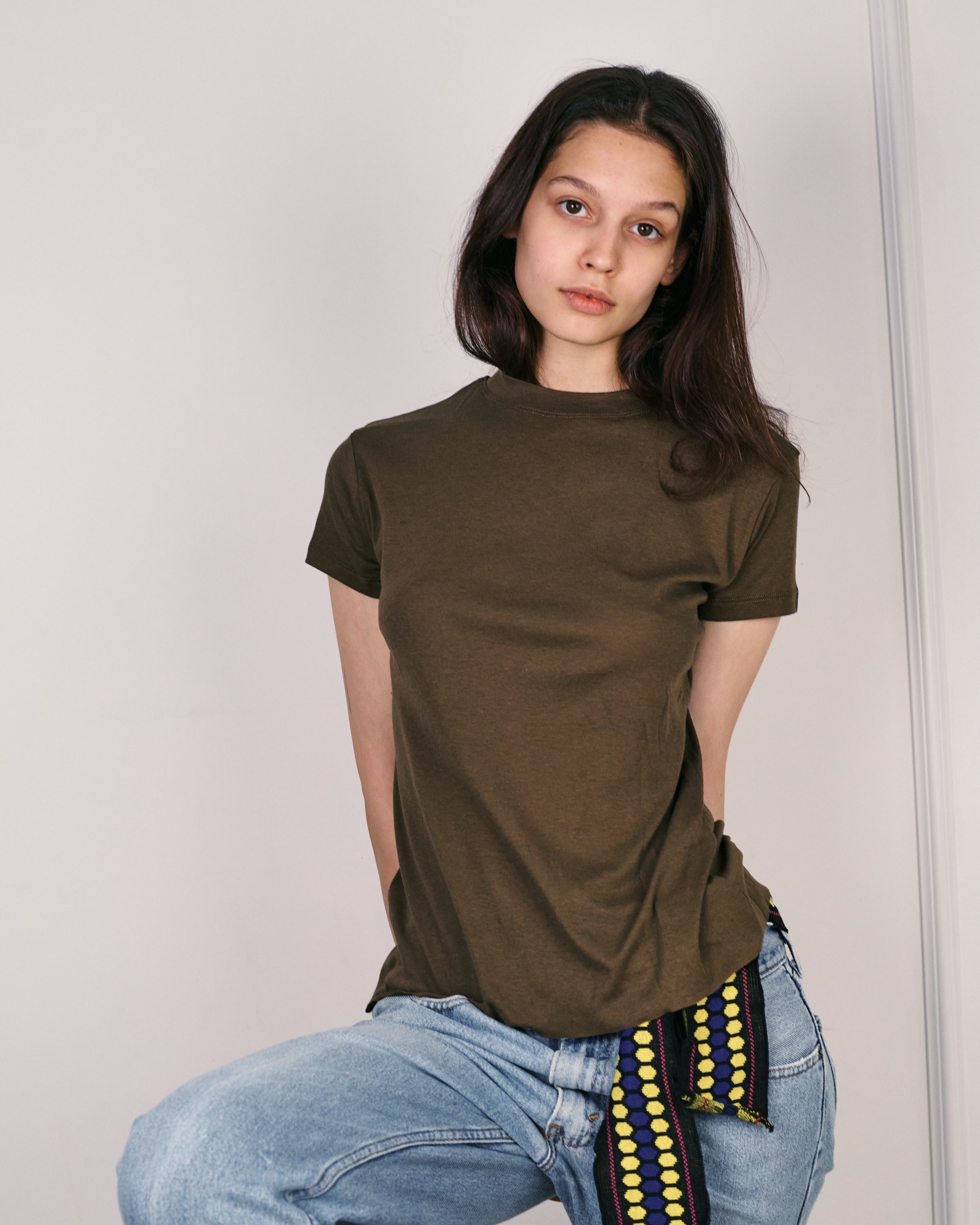 JULIE SMOKY BROWN TEE