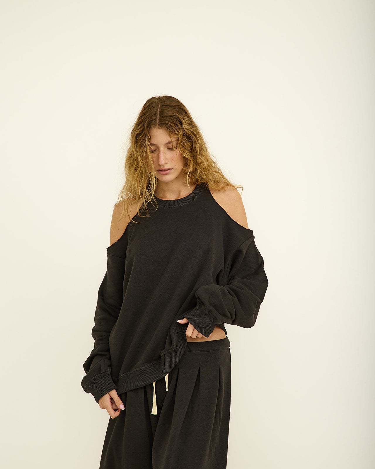 JENISE EASY BLACK SWEATSHIRT