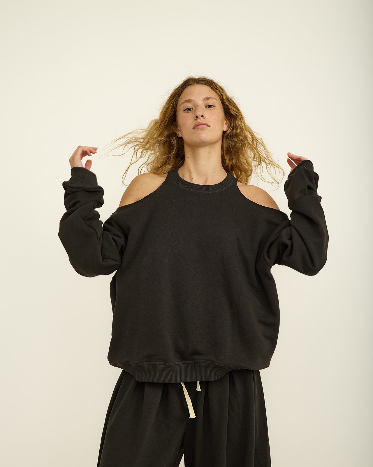 JENISE EASY BLACK SWEATSHIRT