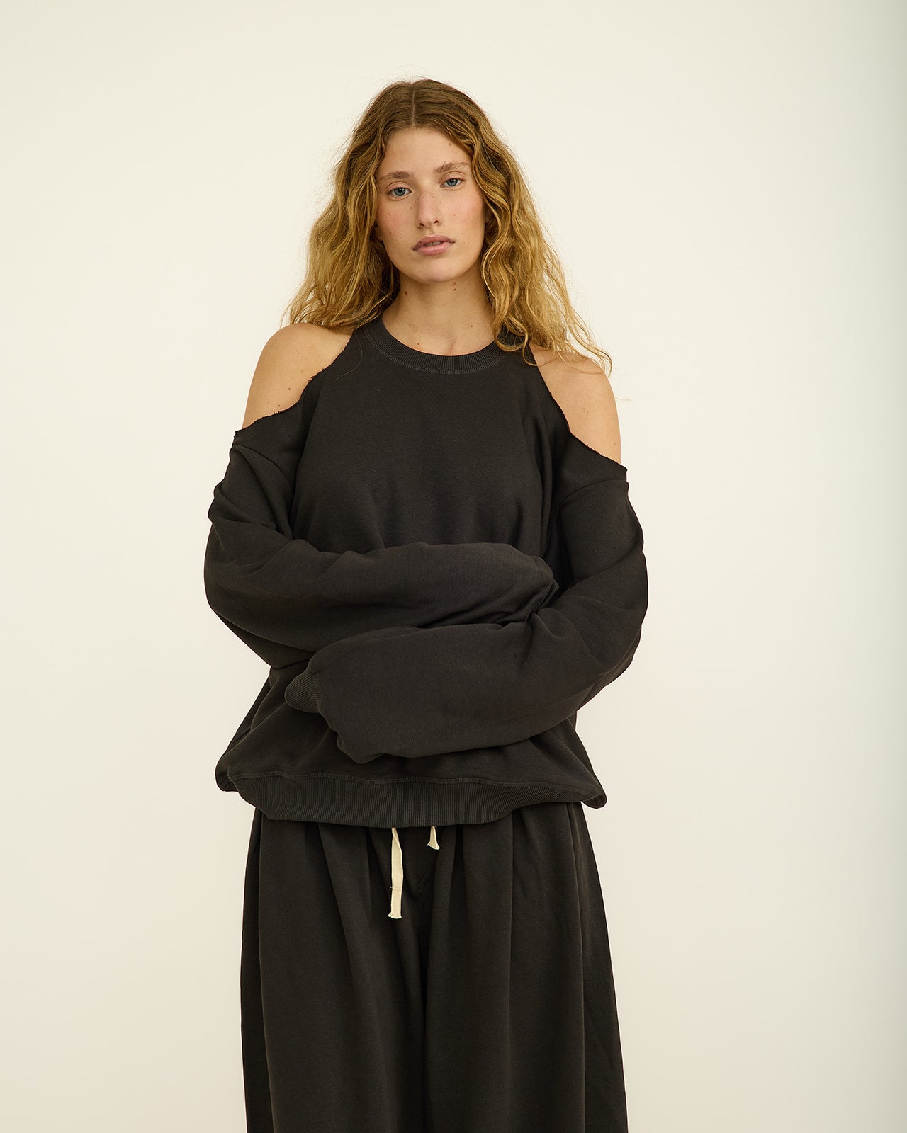 JENISE EASY BLACK SWEATSHIRT