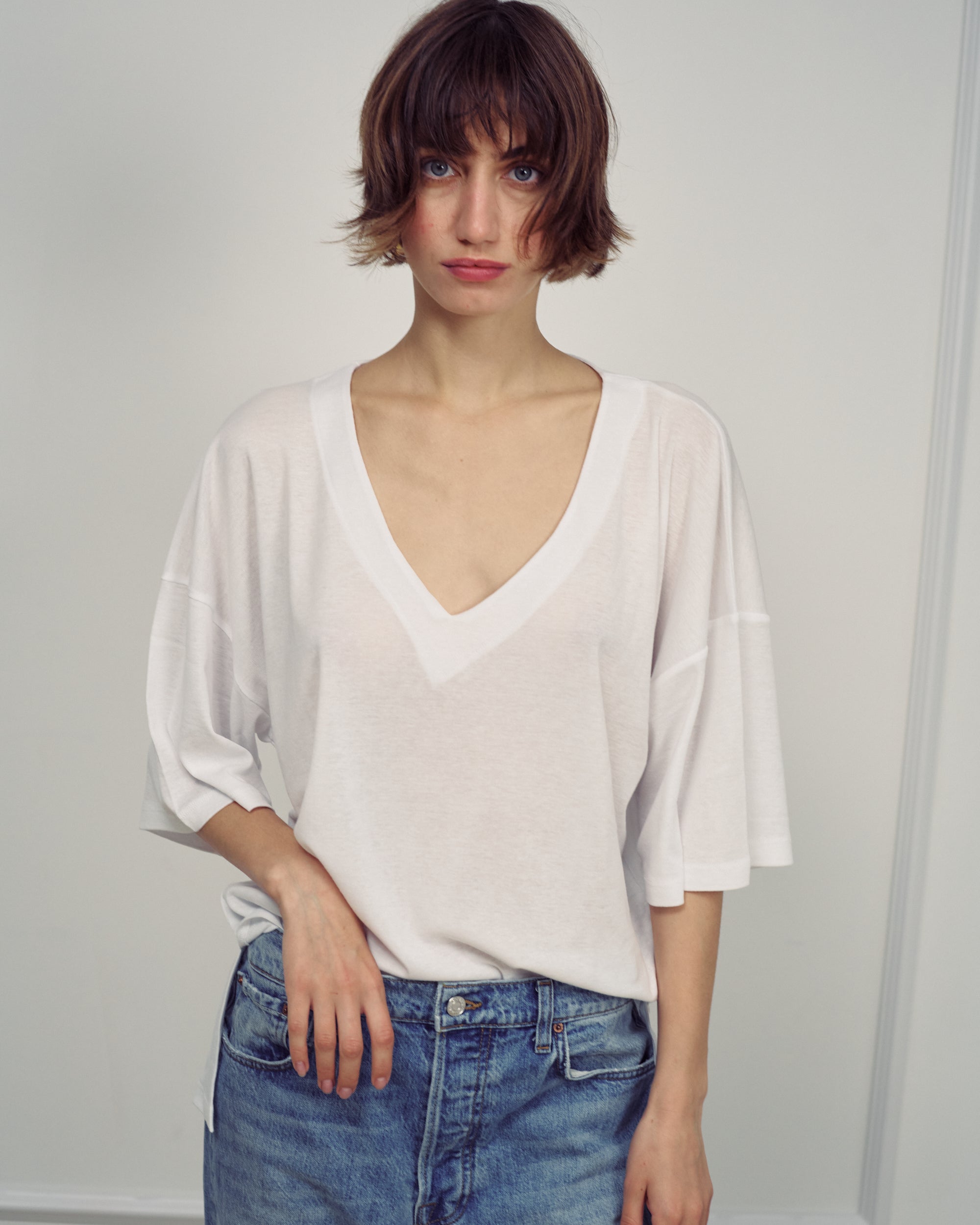 VIVIE WHITE V NECK