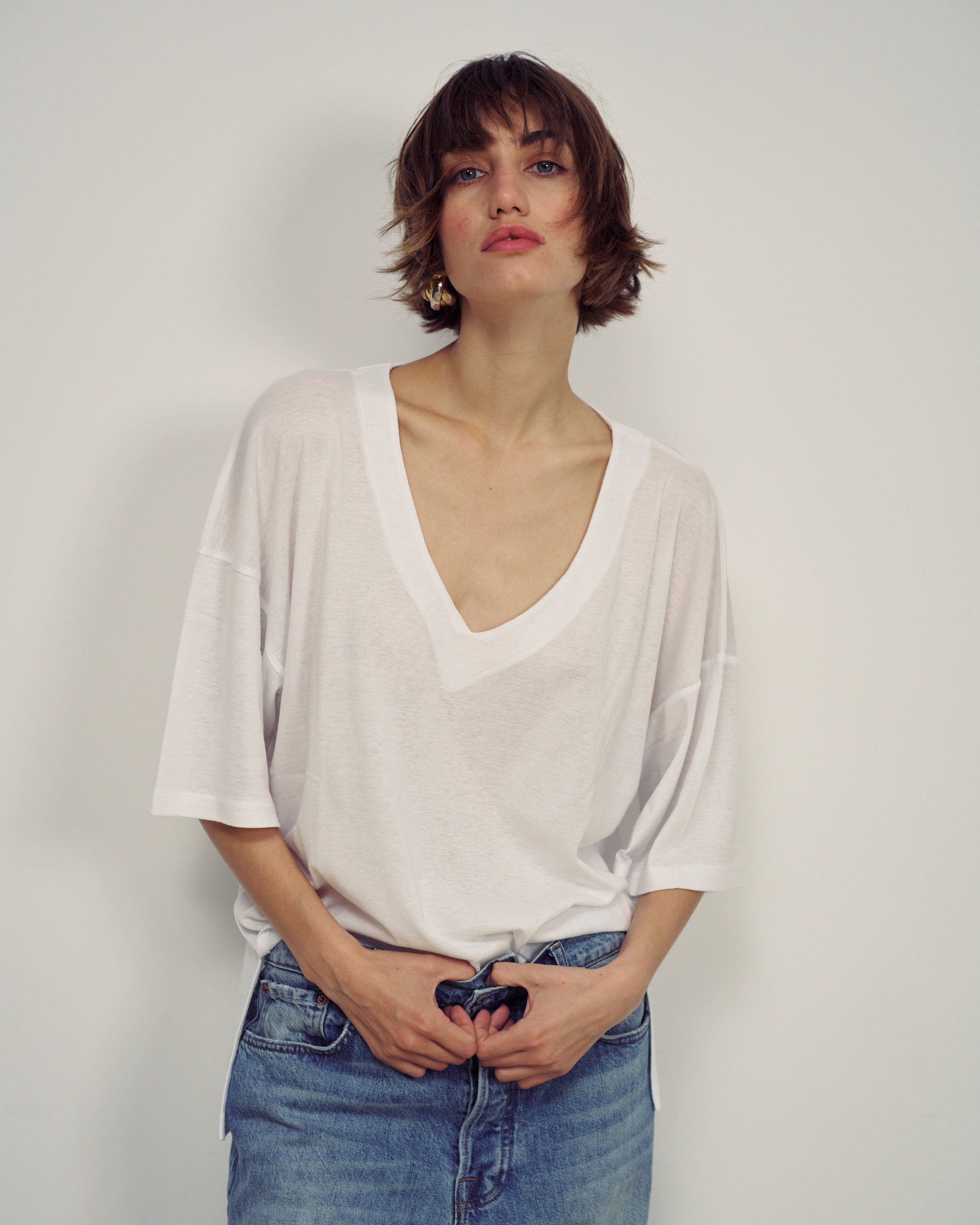 VIVIE WHITE V NECK