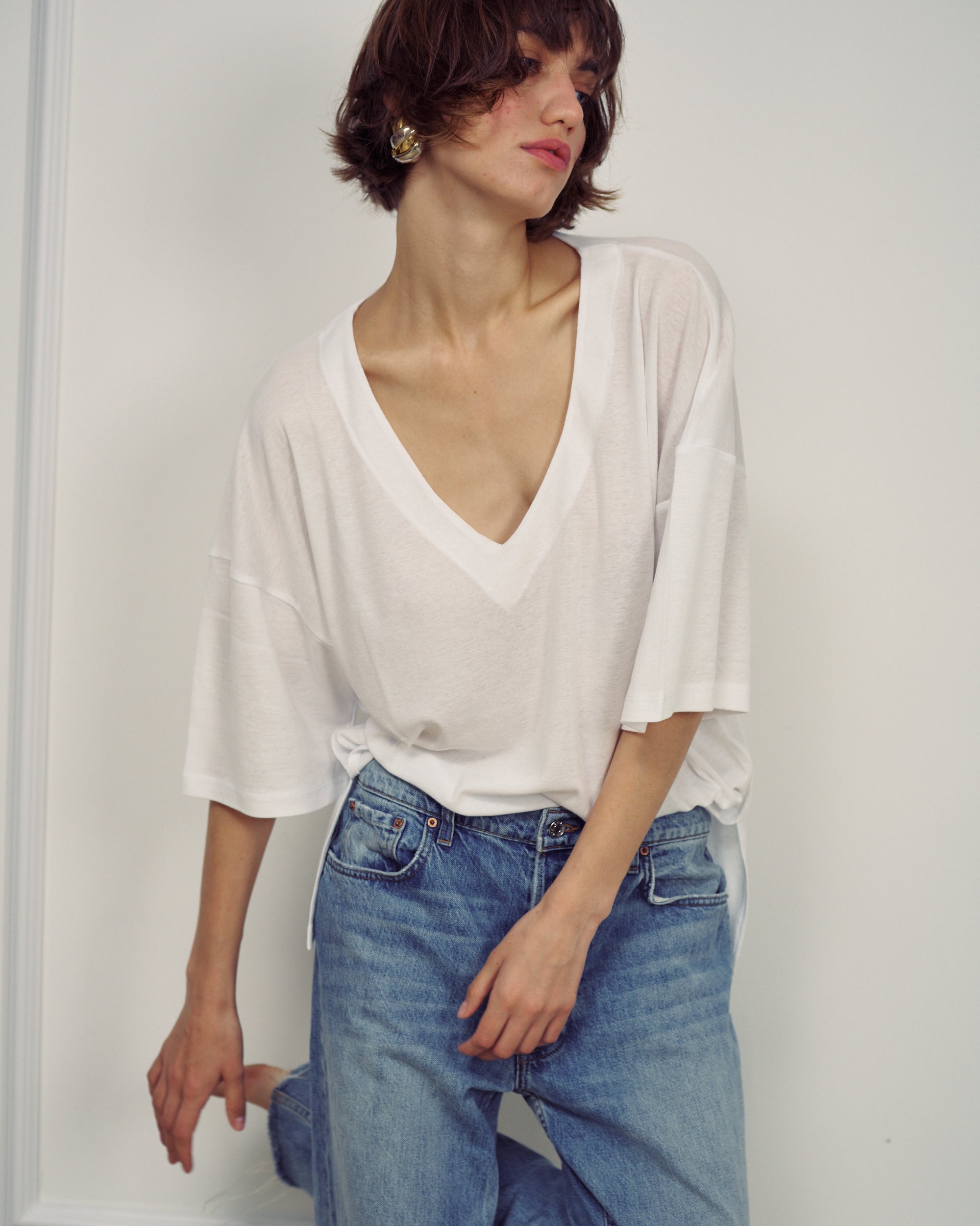 VIVIE WHITE V NECK