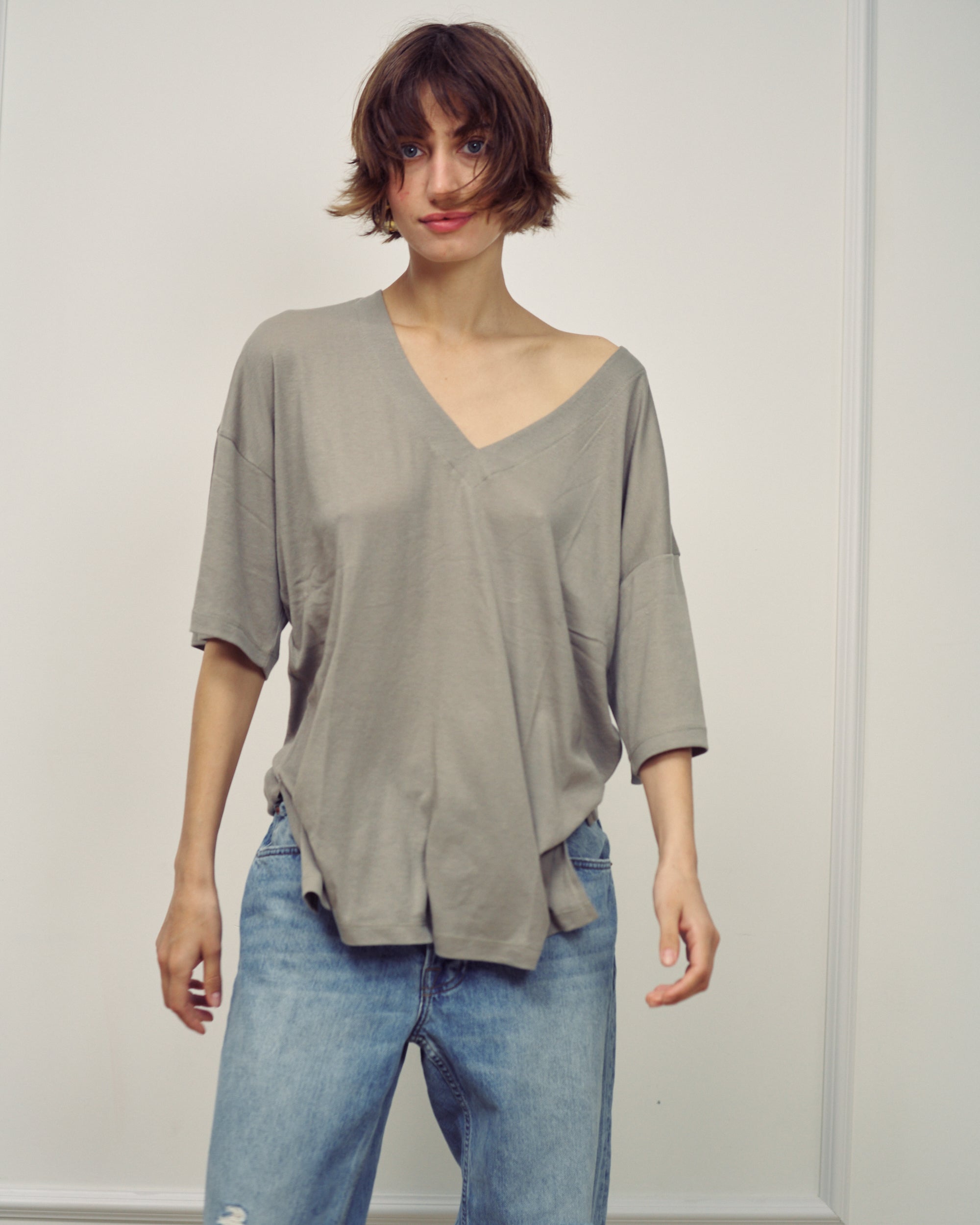 VIVIE GREY V NECK