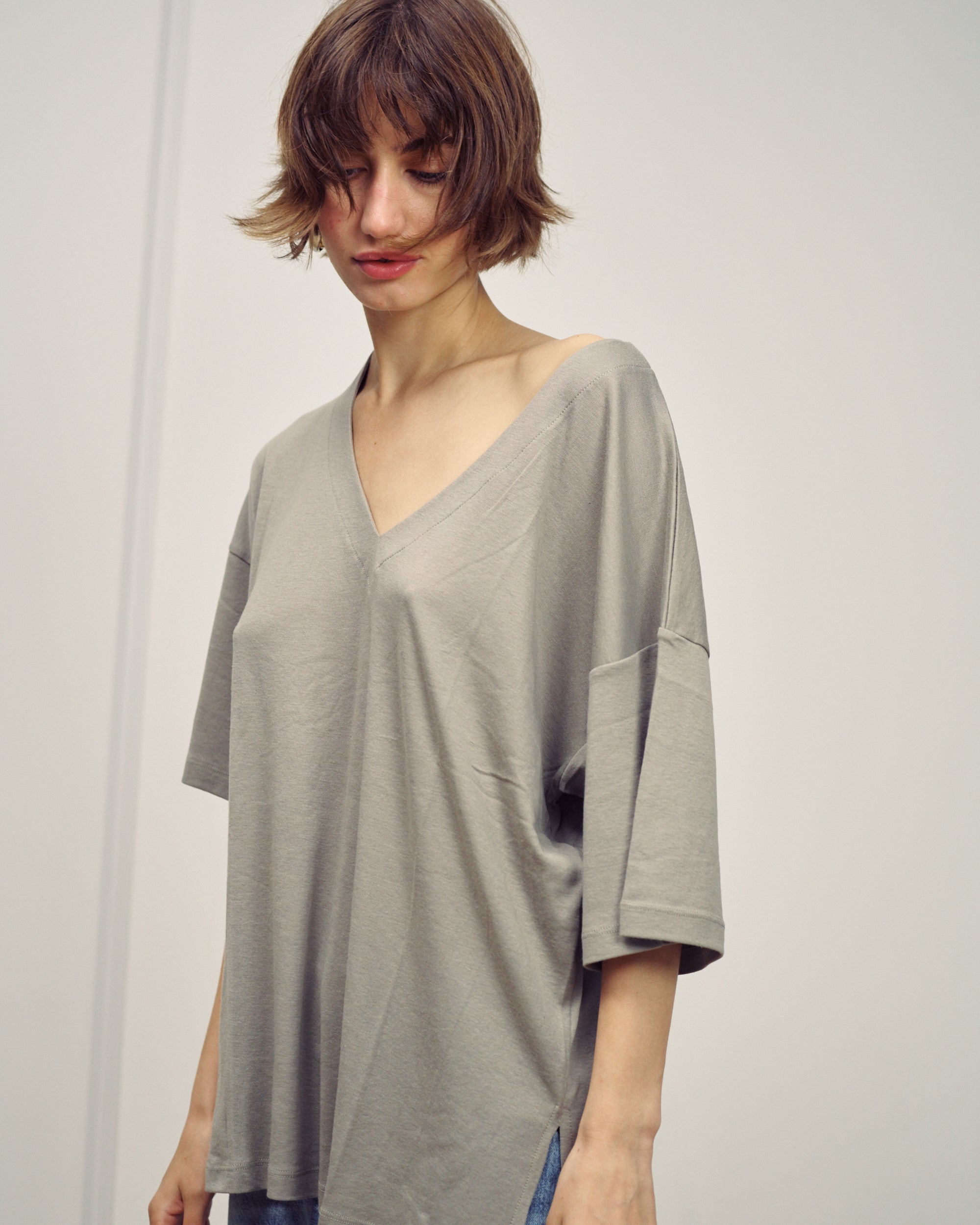 VIVIE GREY V NECK
