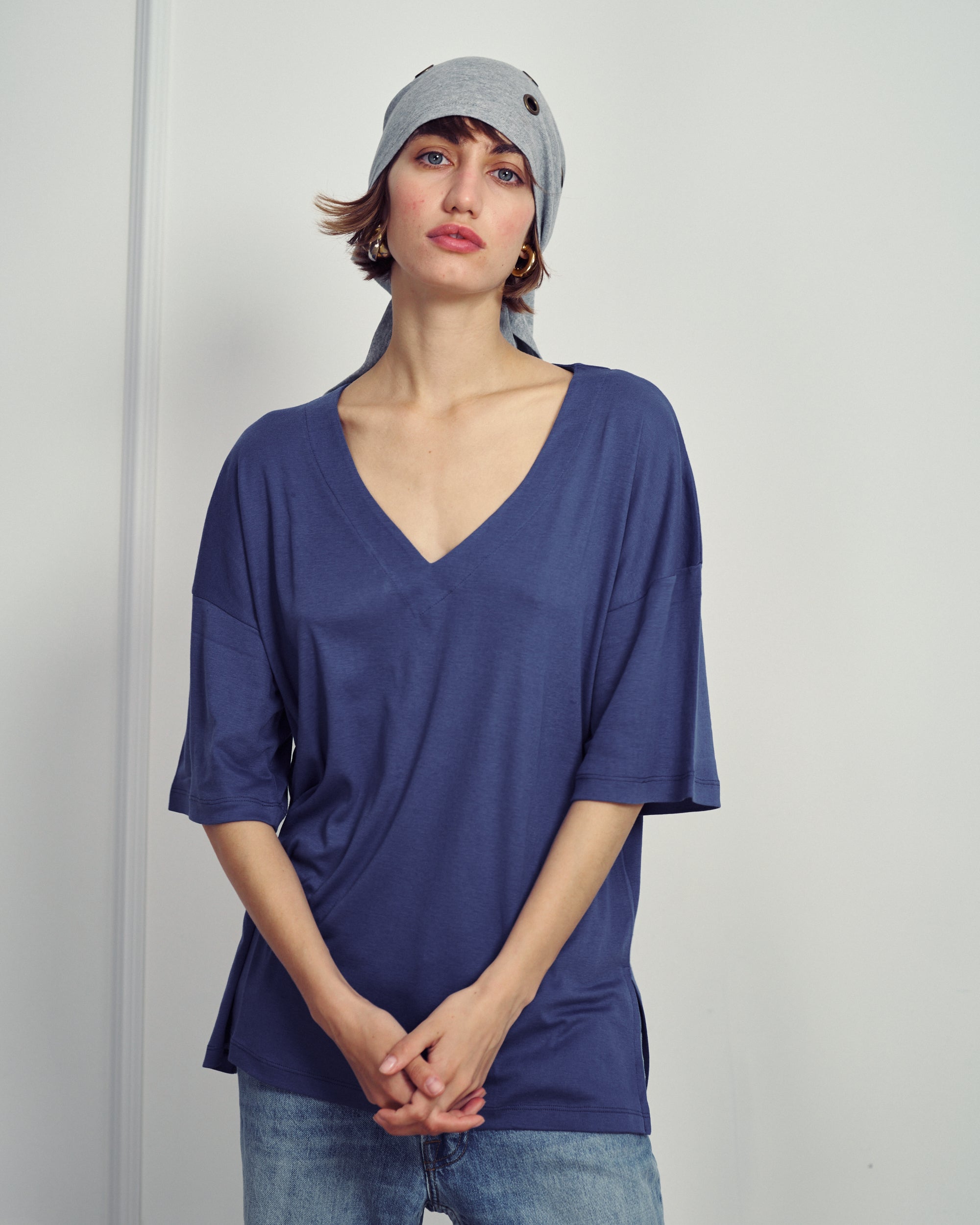 VIVIE NAVY V NECK