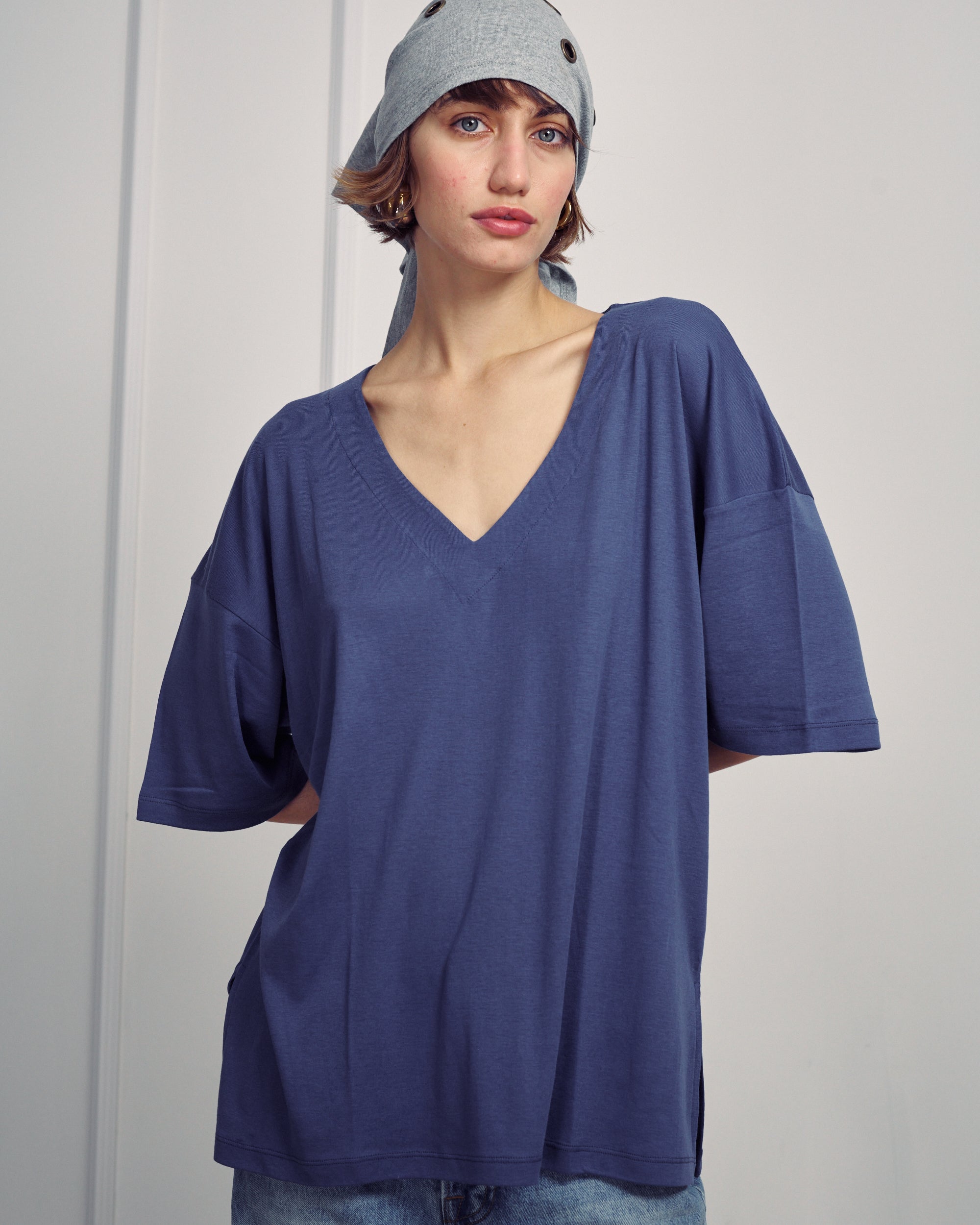 VIVIE NAVY V NECK