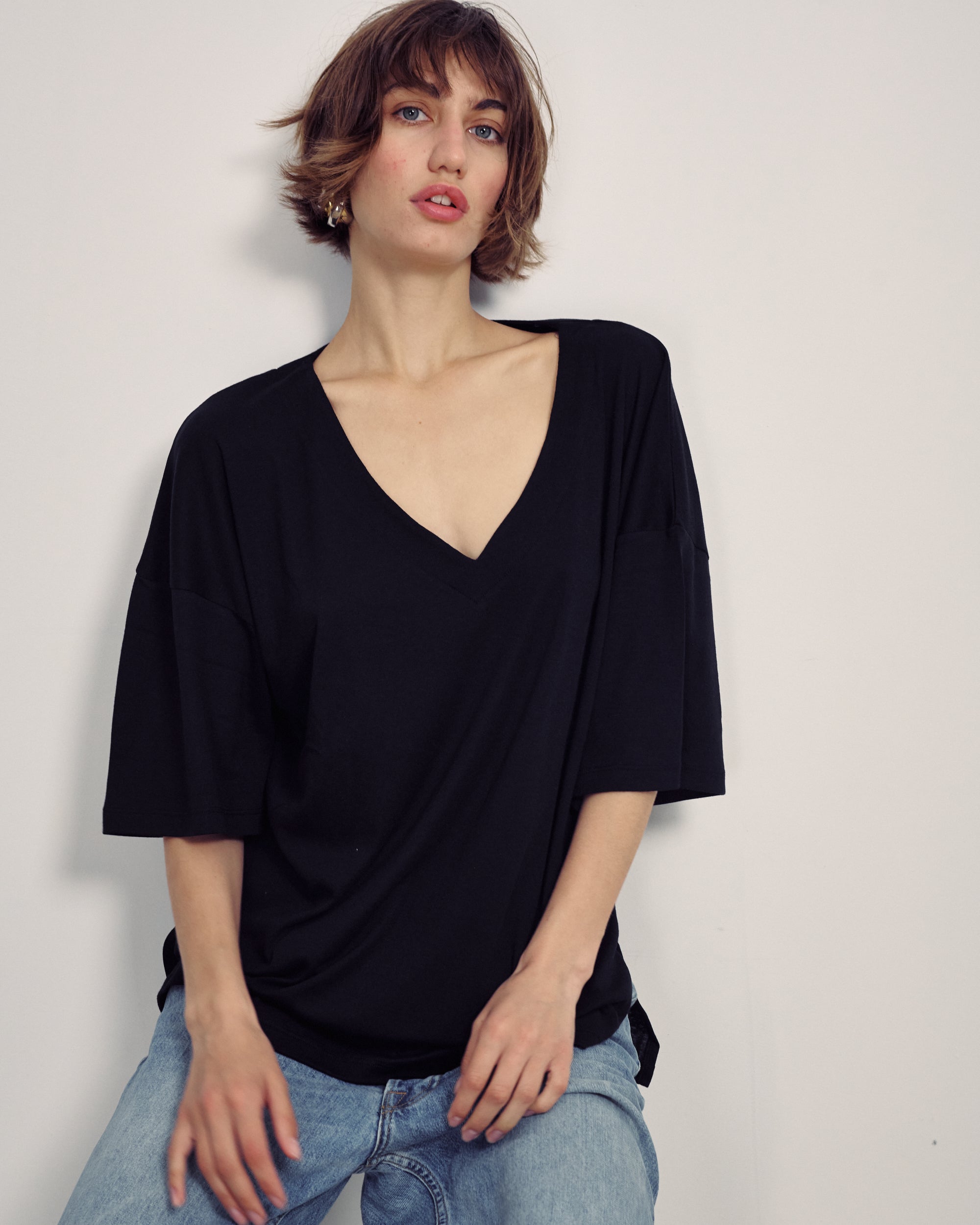 VIVIE EASY BLACK V NECK