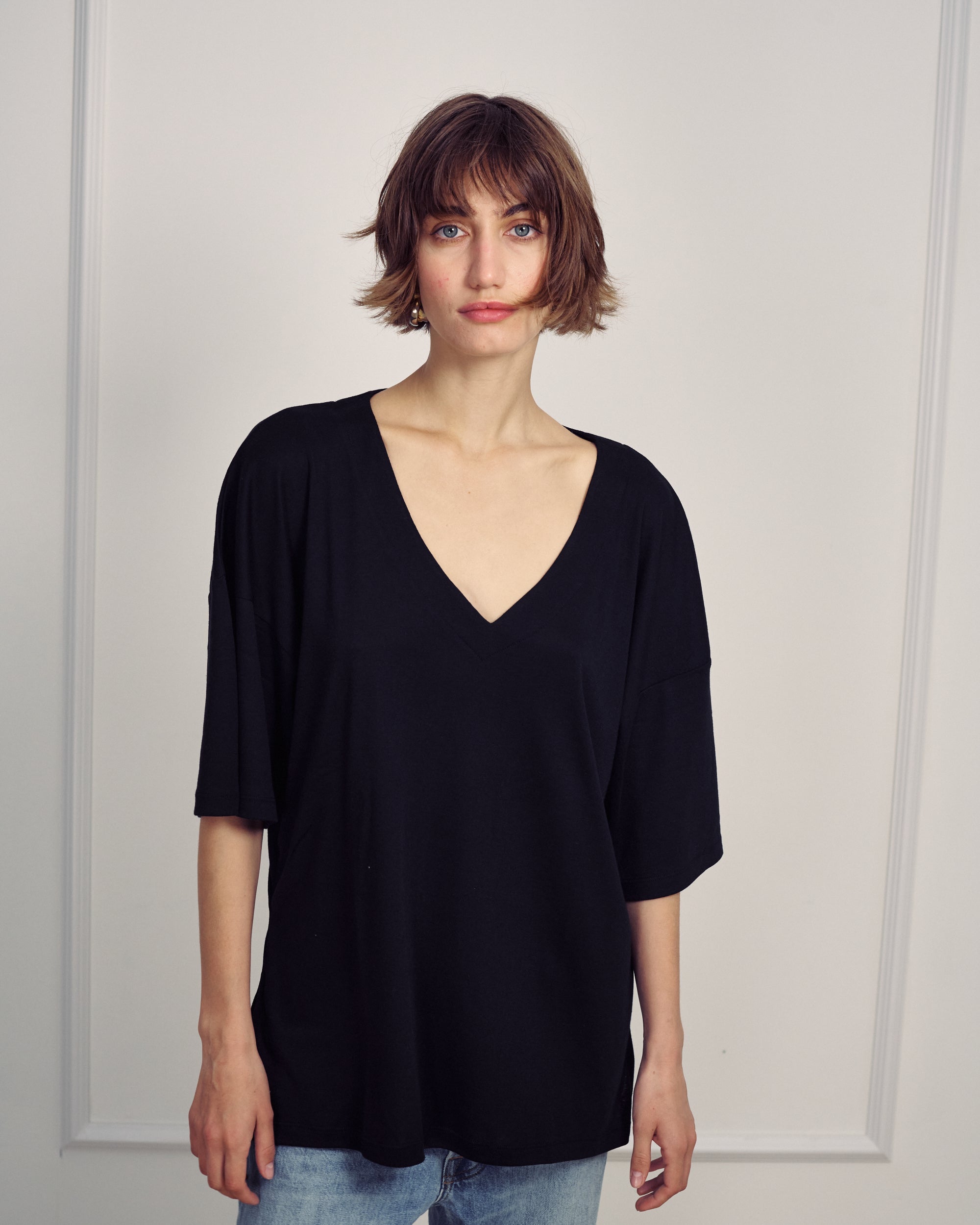 VIVIE EASY BLACK V NECK