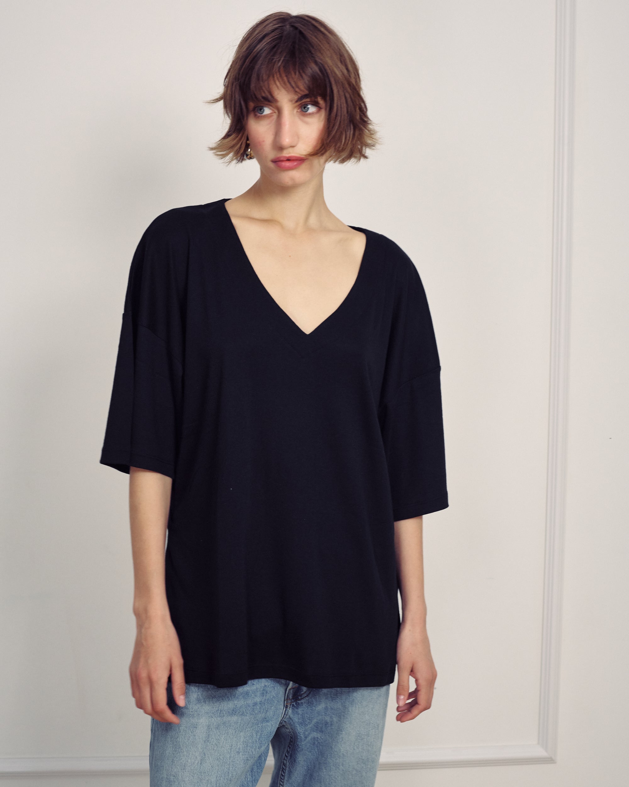 VIVIE EASY BLACK V NECK