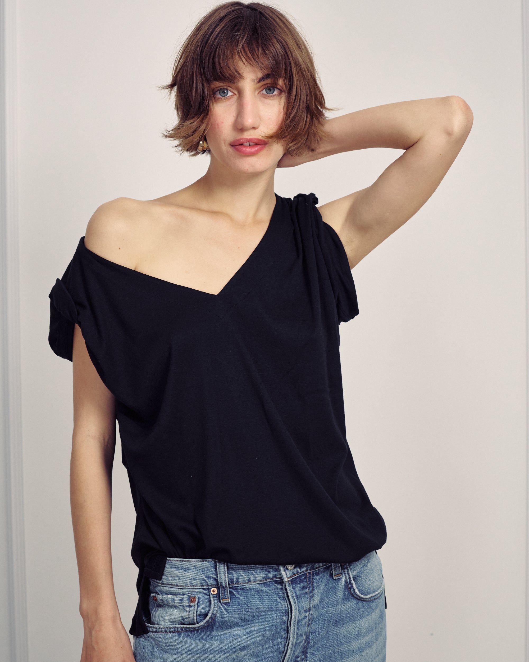 VIVIE EASY BLACK V NECK