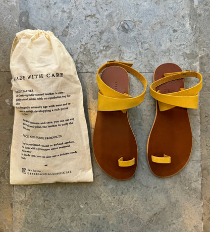 DE BASE x GREEK SANDALS  MUSTARD