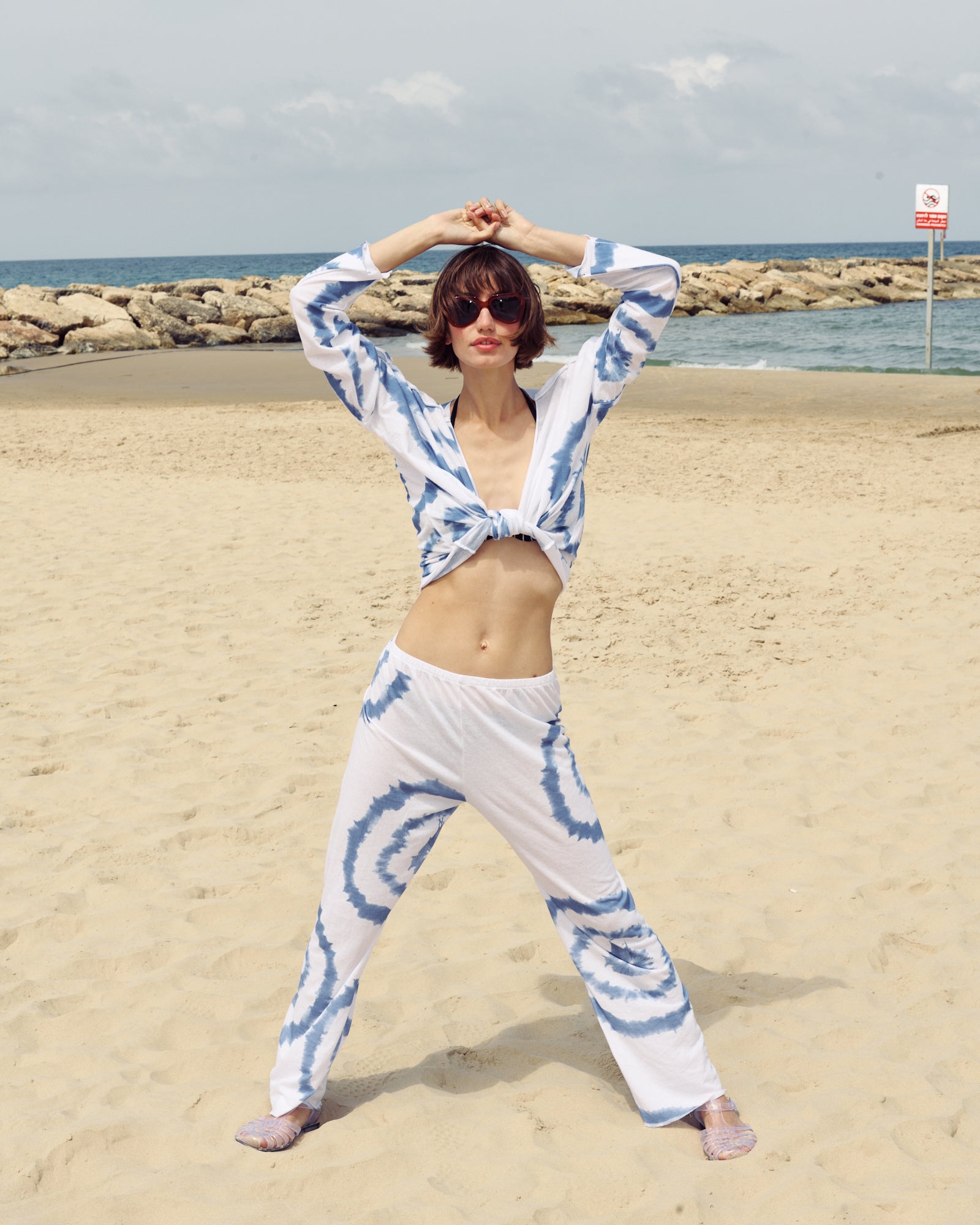 JACKSON WHITE WITH BLUE OVER SIZE SHIRT