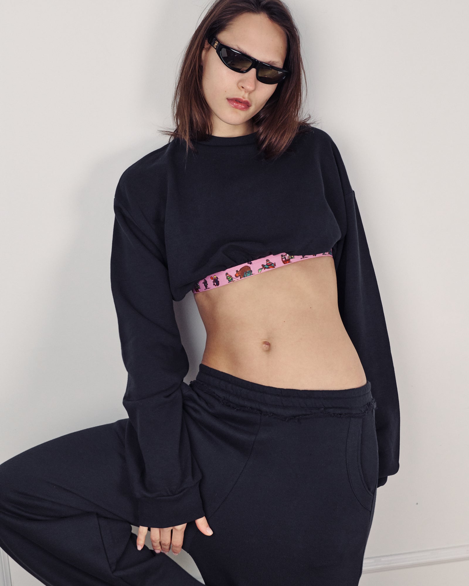 SNOOPY CROP SWEATER EASY BLACK